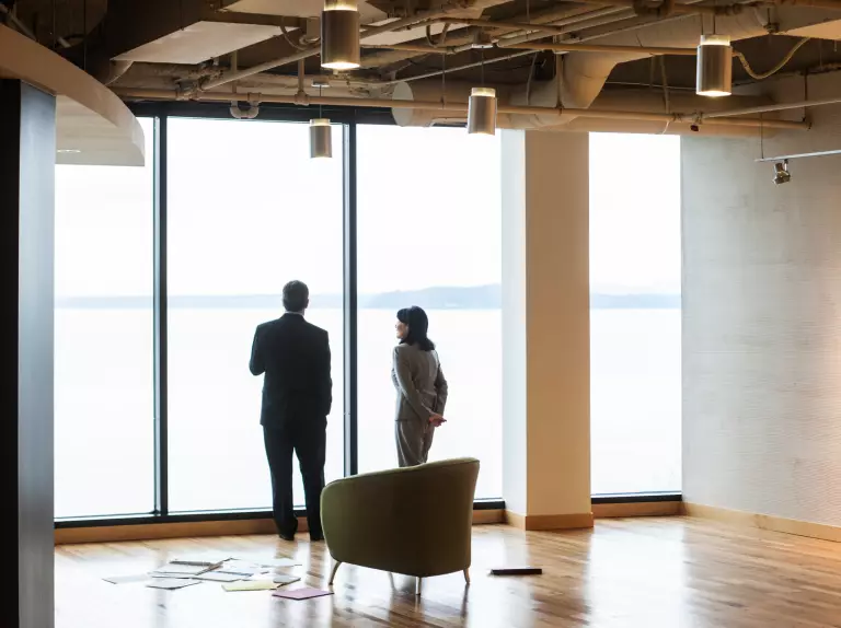 Symboldbild Sparringspartner – Beratungsgespräch in einer modernen Büroumgebung